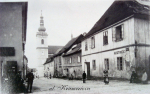1890 na lev� stran� n�ro�� domu s om�tkou p�ekr�vaj�c� sgrafita. Pohled do Krameriovy ulice. P�vodn� z�stavba byla zbo�ena po��tkem 70.let 20.stolet�. Nahrazena byla budovou OV KS�, nyn� z�kladn� �kola