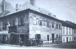1925 po obnoven� sgrafit a polo�en� st�e�n� krytiny v roce 1912. Viktorin Kubern�t je�t� jako n�jemce-obchod v lev� ��sti domu