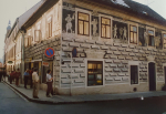 1993 ve spodn� ��sti obnoven� chyb�j�c� sgrafita , prodejna Speci�l �m�dov�-Kubern�t